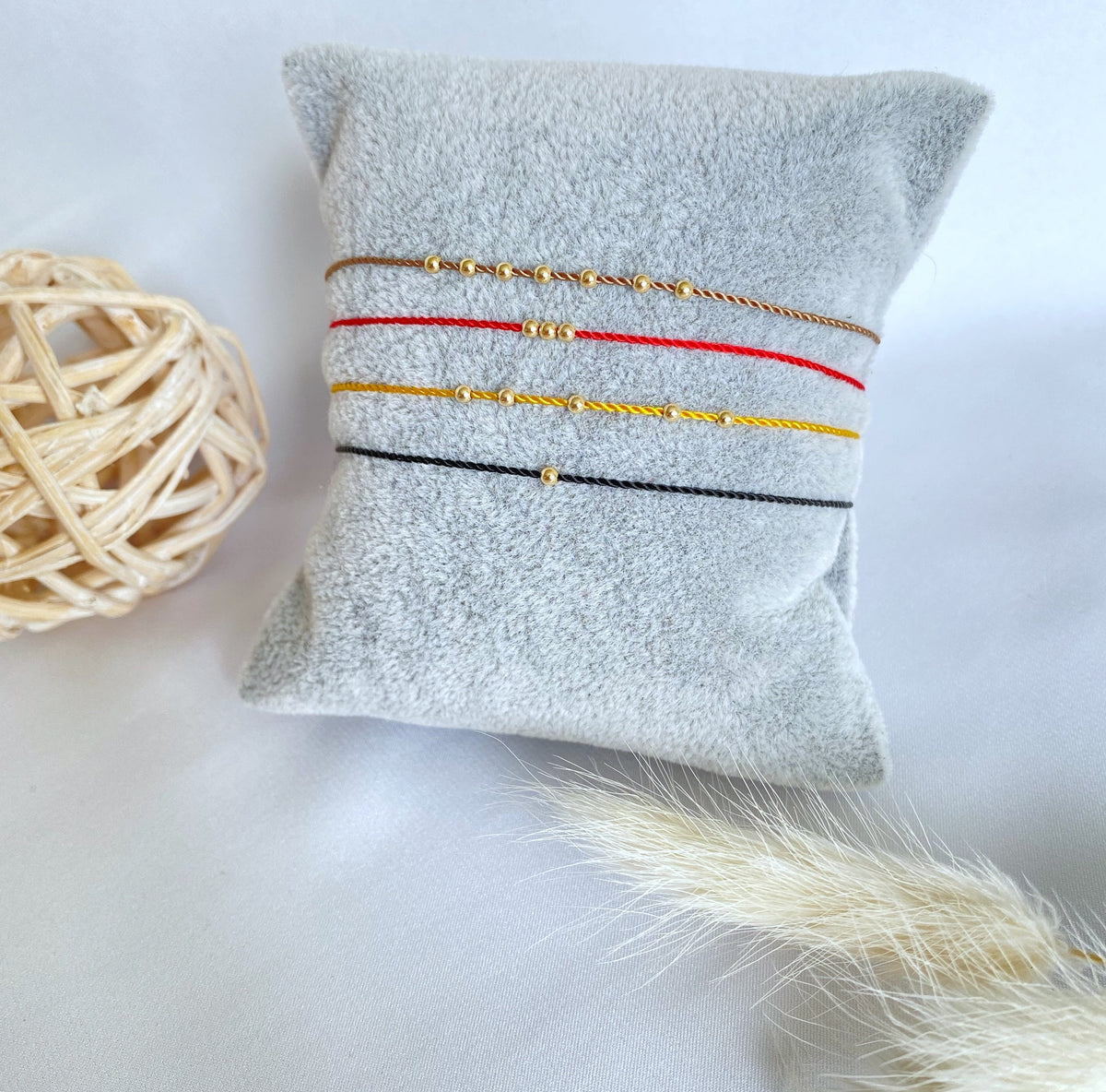 Náramek se sedmi korálky ze žlutého zlata