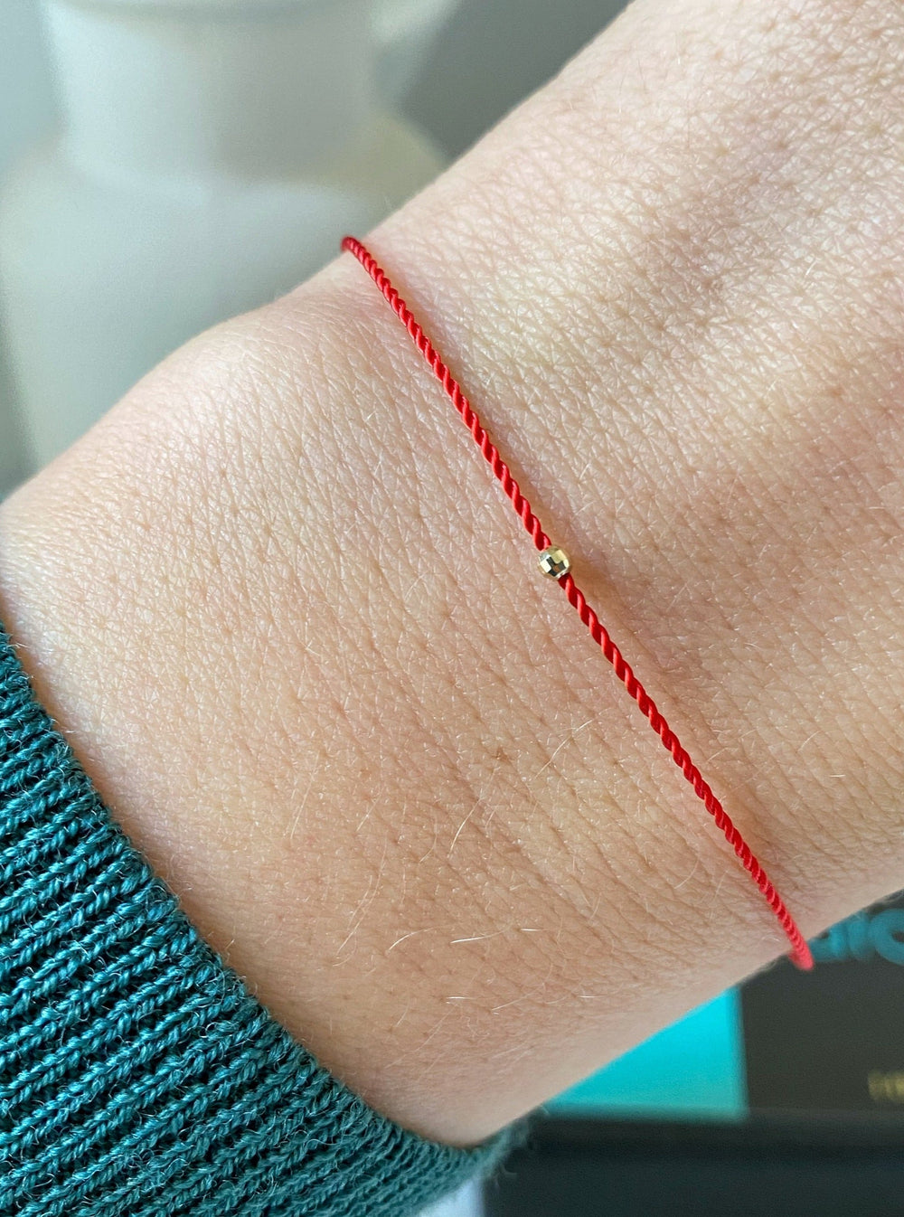 Minimalistická červená nit osudu