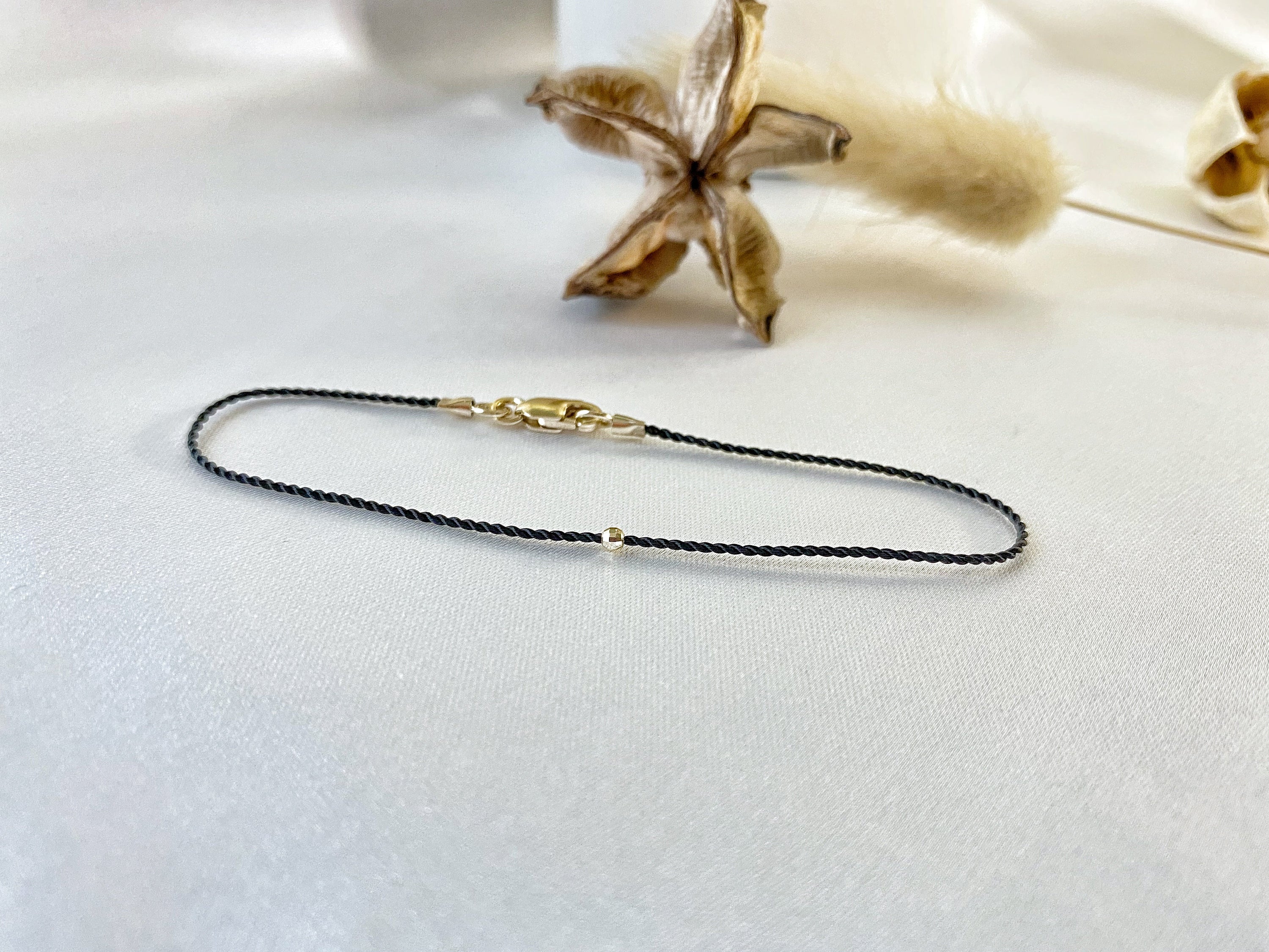 Náramek s karabinkou a 14k zlatým korálkem